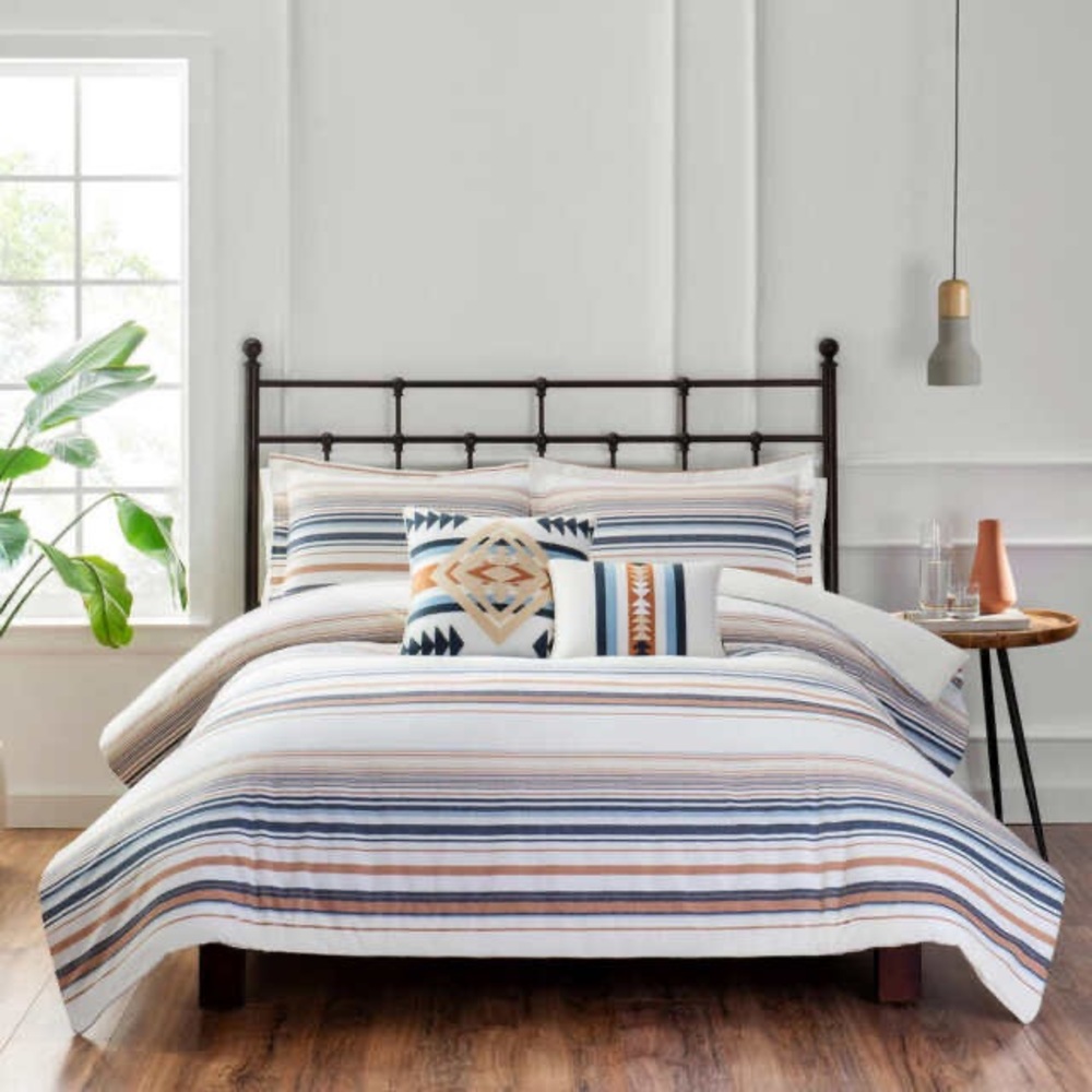 Pendleton 5 piece Queen Comforter Set. 100 % cotton. Aztec design